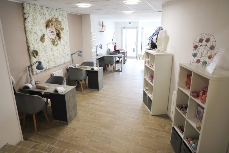 Salle de cours du centre Lucie Formations à Caudry, spécialisée en extension de cils et accessible facilement depuis Lille.